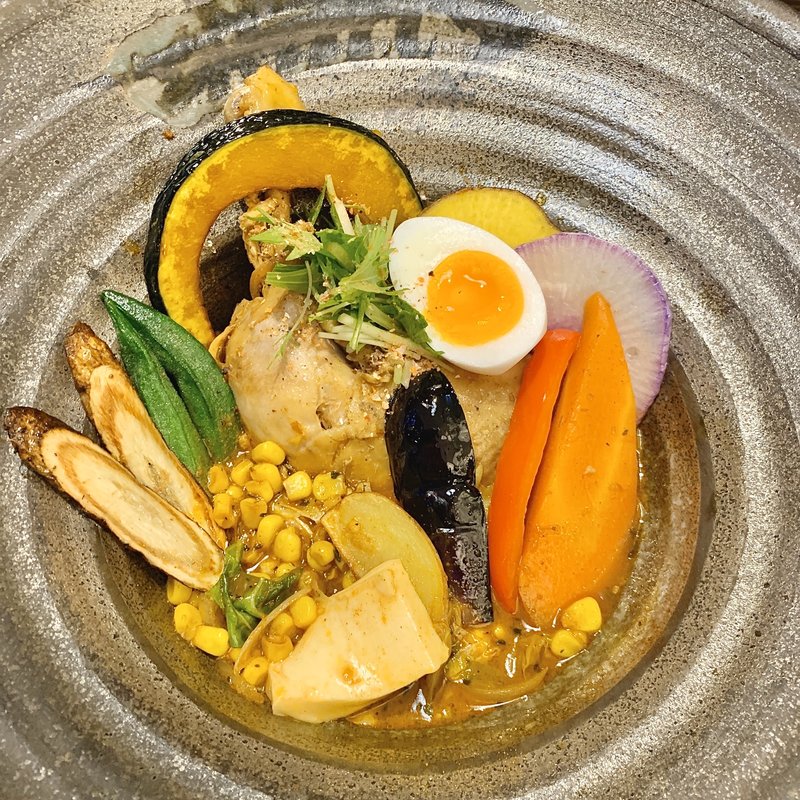  骨付き鶏と旬の野菜カリー(奥芝商店 実家)