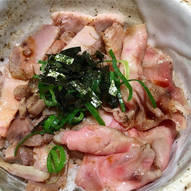 炙りレアチャーシュー丼(中華そば つぼみ)