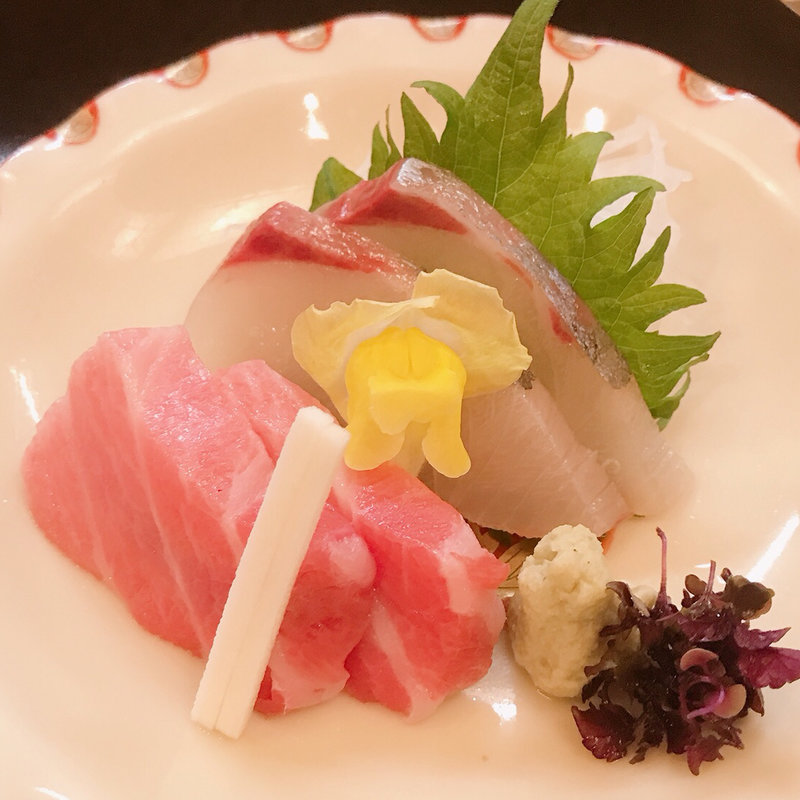 刺身（大とろ、しまあじ）(すし岩 （すしいわ）)