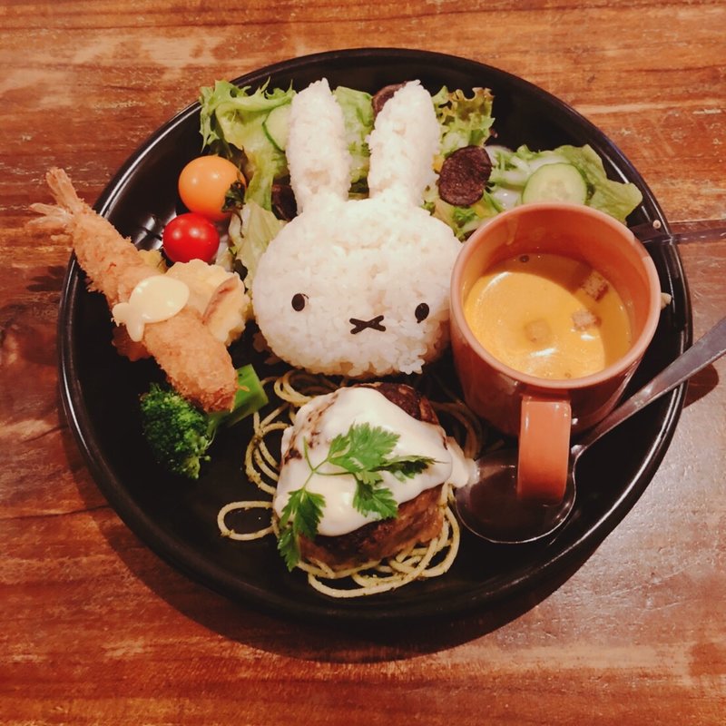 自家製ハンバーグのミッフィー プレート(カフェ アクイーユ 恵比寿)