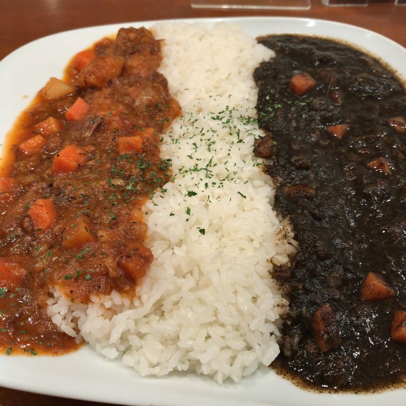 牛テールカレーとシチューのハーフ＆ハーフ(リズカレー東京 虎ノ門店 （RIZ CURRY TOKYO）)