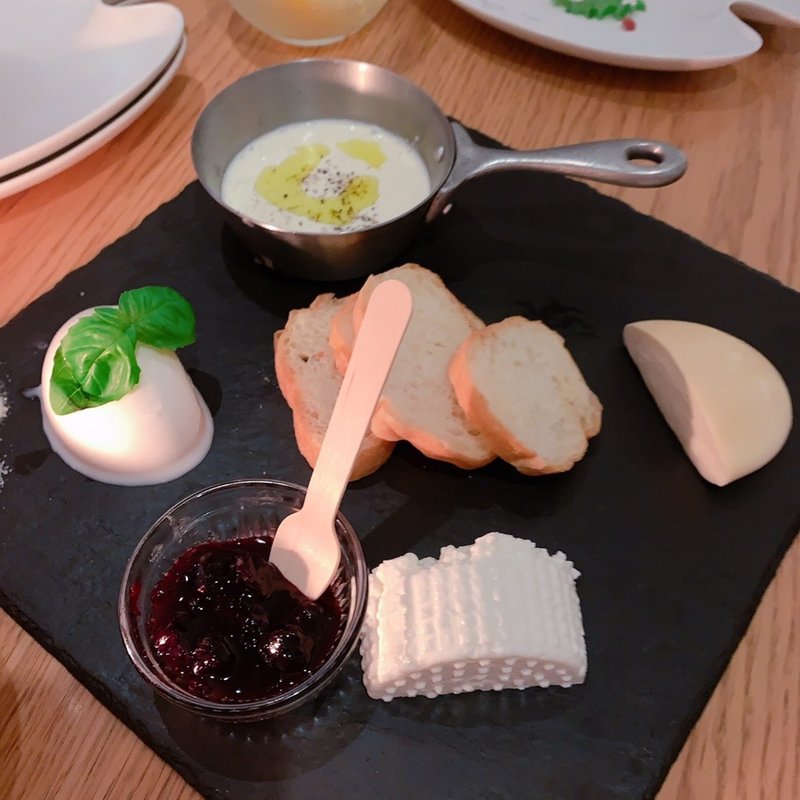 ナブッコ・フレッシュチーズプレート［自家製チーズの盛り合わせ］(Cucina del NABUCCO)