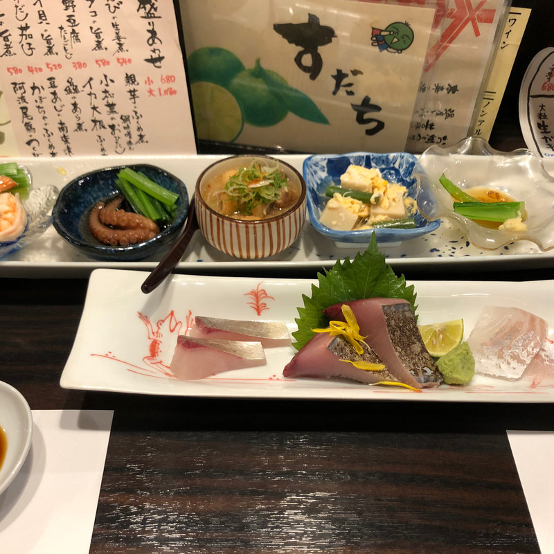 おばんざい　鮮魚盛り合わせ　フィッシュカツ　鳴門金時フライ　クリームチーズと酒盗　わかめのお味噌汁(徳島魚一番　新 )