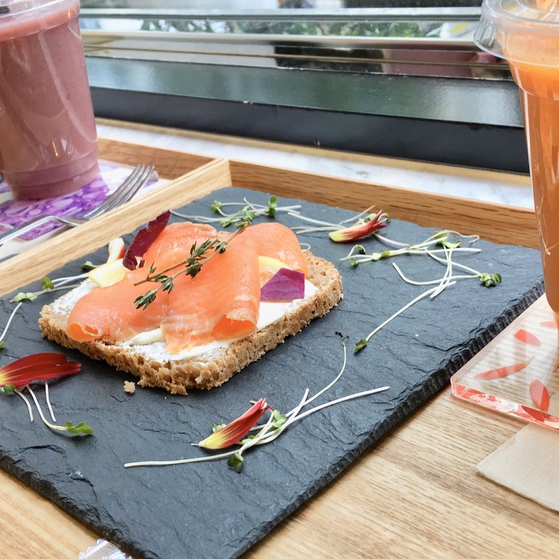 サーモン&クリームチーズのオープンサンド(ローランズ LORANS)