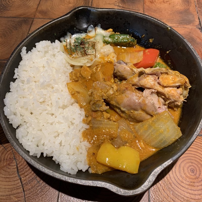 骨付きチキンと彩り野菜の南インド風カレー(野菜を食べるカレーcamp express 池袋店)