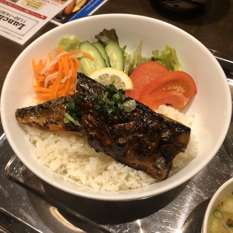 サバのレモングラス焼きの皿ごはん(カムオーン)