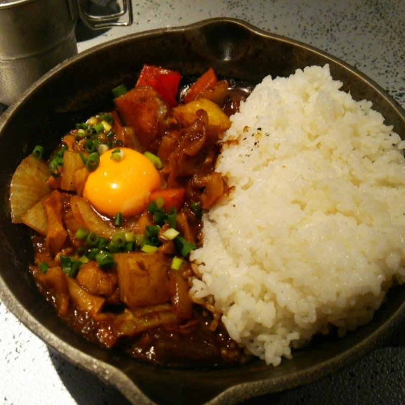 牛すじ煮込みと彩り野菜の欧風デミカレー(野菜を食べるカレーcamp express 相鉄ジョイナス店)