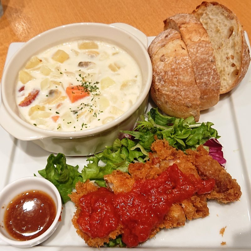 クラムチャウダーとチキンカツのランチ(ヱビスバー YEBISU BAR 川崎アゼリア店)