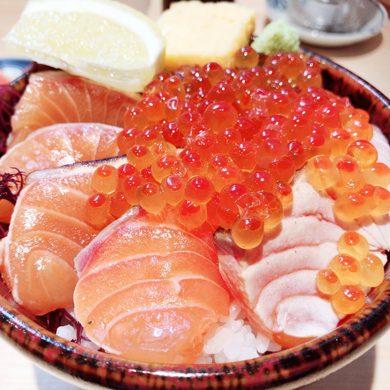 トロサーモン丼　いくらのせ(サーモン丼専門店 熊だ)