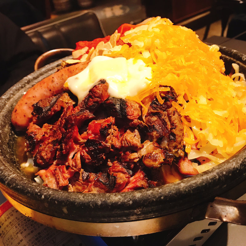 厚切り牛ステーキ・ジャークチキン・生スパイスの石焼デビルチーズ鍋(ハングアウト　ハングオーバー)