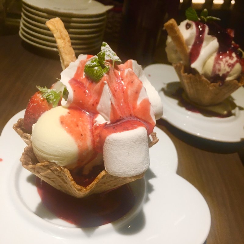 いちごミルクパフェ(ジラフモノクローム)