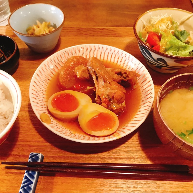 鷄手羽元と大根卵の甘煮定食。(ジョイトリップカフェ)