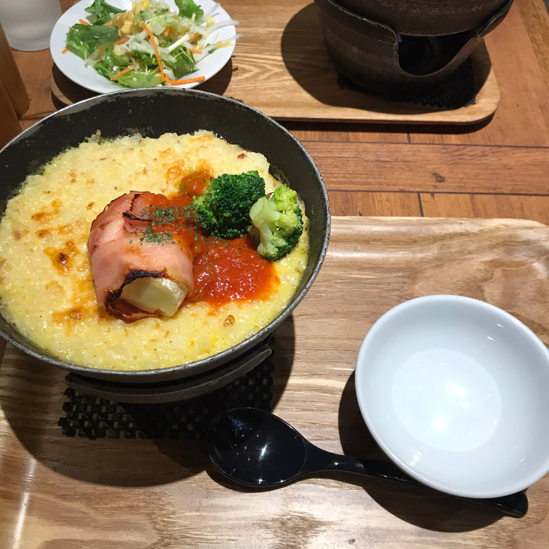 カマンベールのベーコン包み焼きクリームドリア(神戸元町ドリア 東京ドームシティラクーア店)