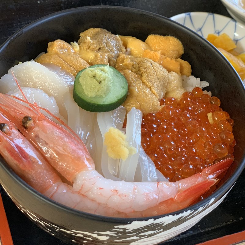 海鮮グルメ丼1470～2730円(あけぼの食堂)