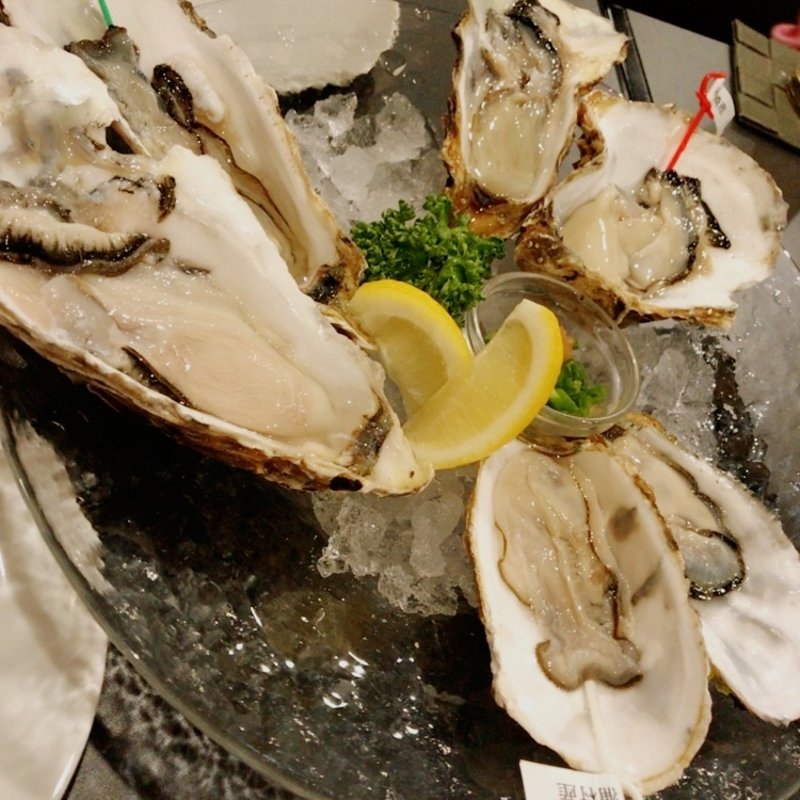 生牡蠣の食べ比べ(イーストブルー （EASTBLUE）)