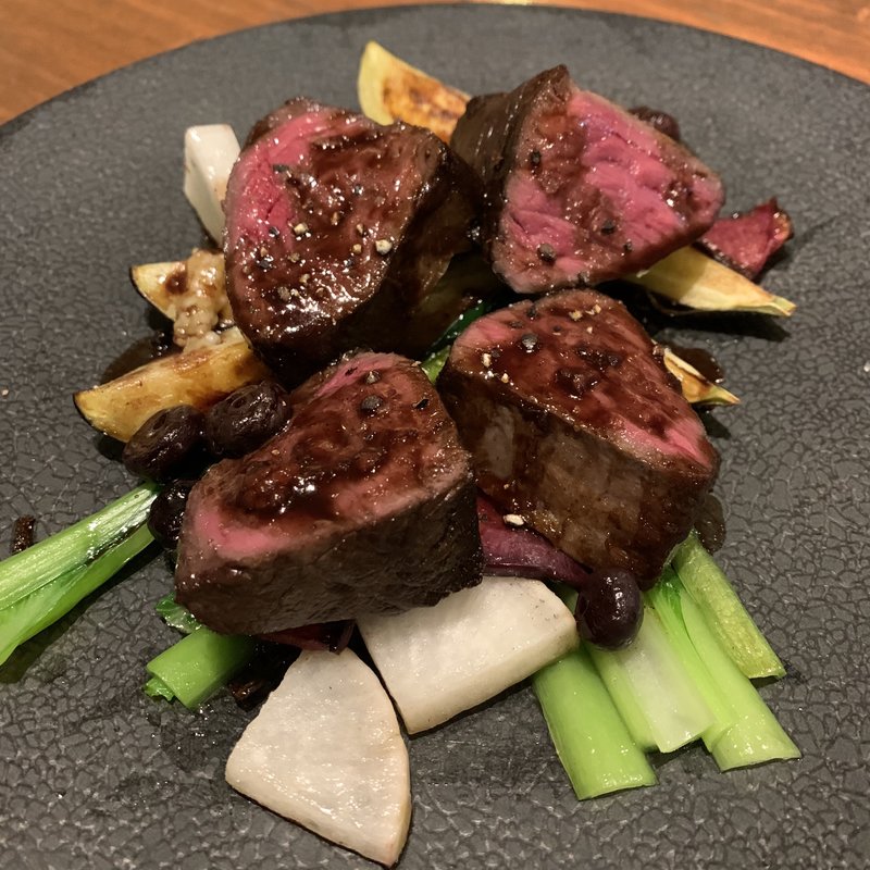 蝦夷鹿うちもものロースト(ボアドック （Voirdeaux）)