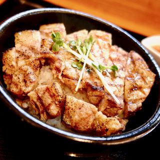 茶美豚ロースステーキ丼（並150g）(火入れ研究所)