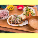 広島県産牡蠣フライとオメガ爽健豚のソテー きのこ醤油ソース