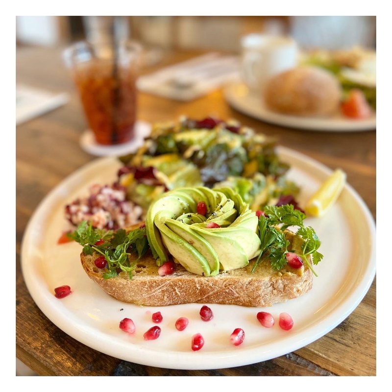 アボカドフラワーのオープンサンド(BOTANIST Cafe（ボタニスト カフェ）)