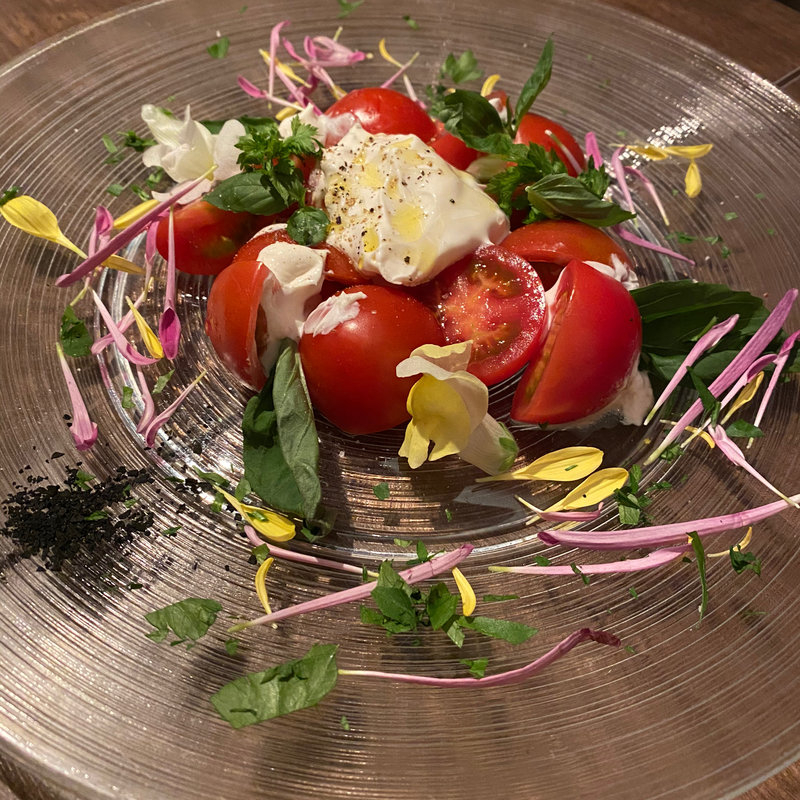 とろとろモツァレラチーズとフルーツトマトのカプレーゼ(La sana 銀座店 （ラ　サーナ）)