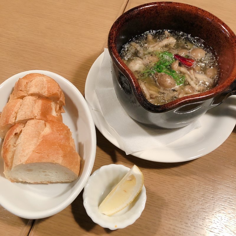 牡蠣のアヒージョ（バゲット付き）(Round Leaf Holly（ラウンドリーフホリー）)