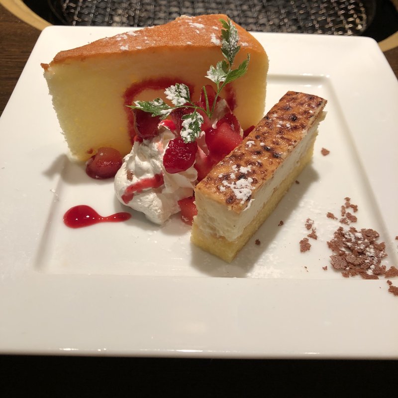 スフレチーズケーキとブリュレチーズケーキ たっぷりベリーソース(ワンカルビ 伊丹南野店)