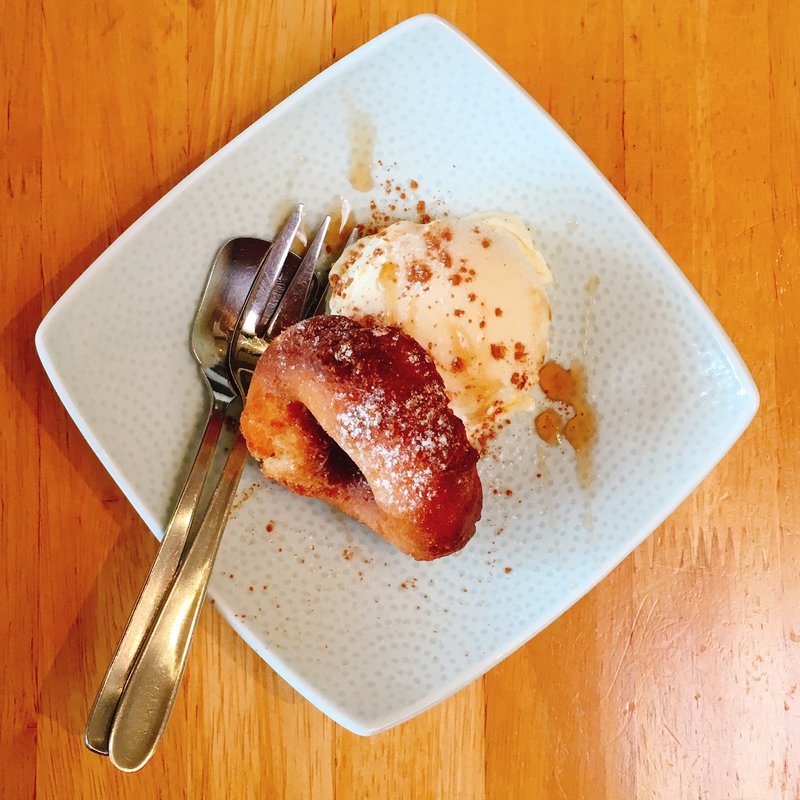 メイプルドーナッツ、バニラアイス添え(CAFE&BAR ELK)