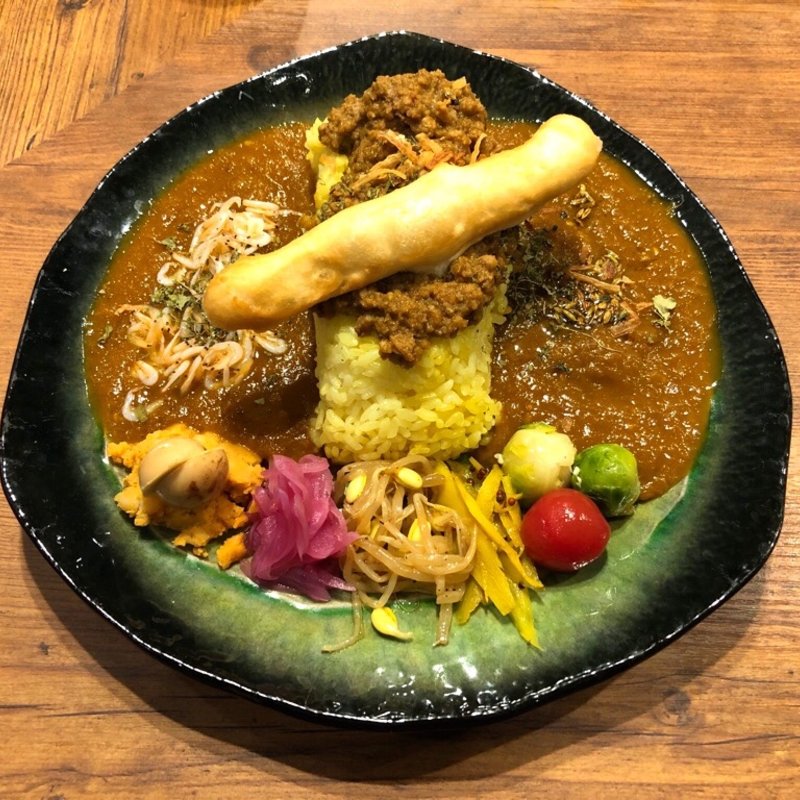 カレー3種盛プレート（副菜付）(スパイスカレーmantra)