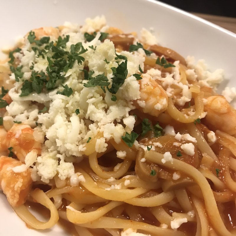 エビとモッツアレラチーズのトマトソース(ヒラタパスタ)