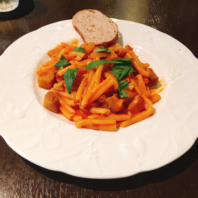 パルマ産生ハムとイタリアなすのトマトソース仕立て　ショートパスタのカサレッチェ(カーサ ディ カミーノ （Casa di Camino）)