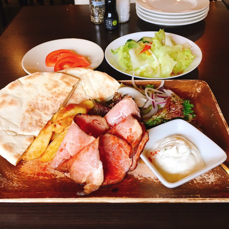 ローストポークのピタパンプレート　サジキソース添え　サラダ(シュポール （SHUPOUL）)