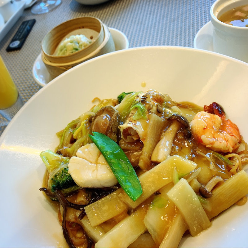 タラバガニ、ホタテ貝、あわび、海老の海鮮焼きそば(華湘 池袋東武店)