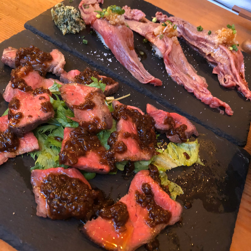 赤身肉イチボの低温ロースト150g/刺しトロ肉寿司(酒場ニホレモ)