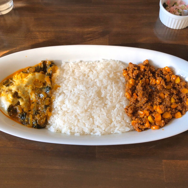 コンビカレー(キーマカレー・ほうれん草カレー)(カフェドモモ)