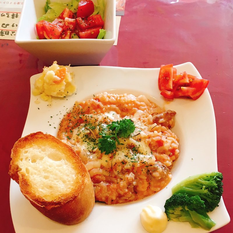 牛すじトマト煮込みリゾット、トッピング（ミニサラダ、とろけるチーズ、バケット）(牛すじトマト煮込み専門店もうまてん)