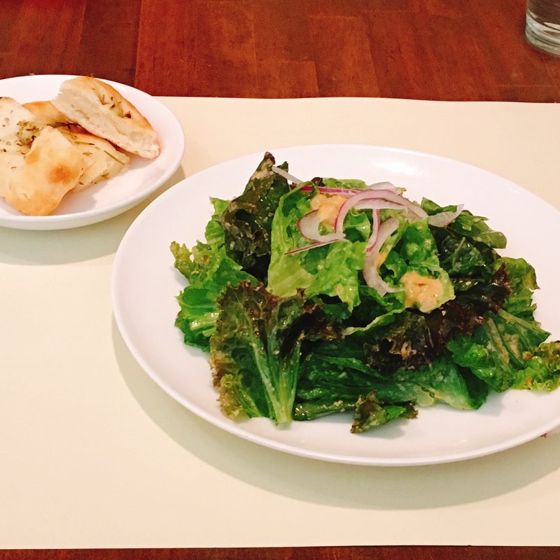 サラダ、フォカッチャ(Altopascio（アルトパッショ）)