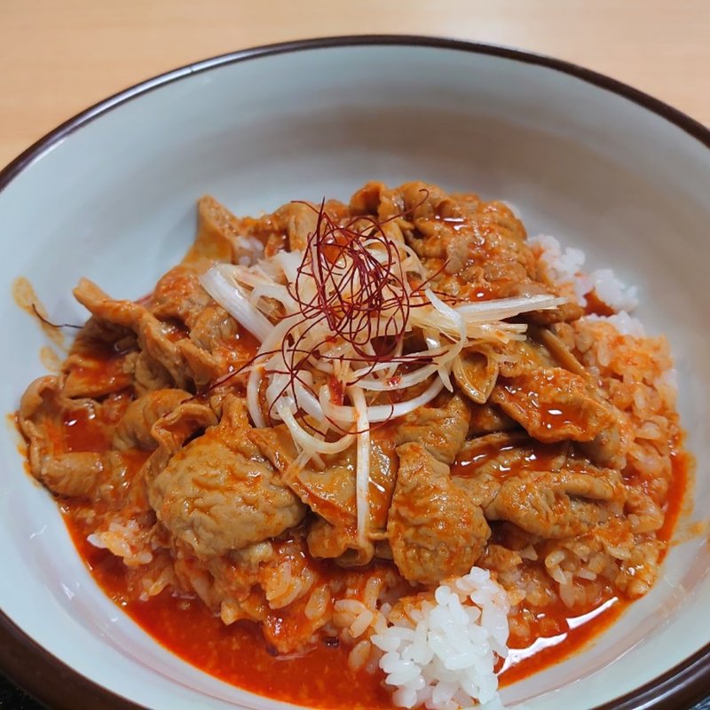 ゴジラ丼(もつ煮のまつい)