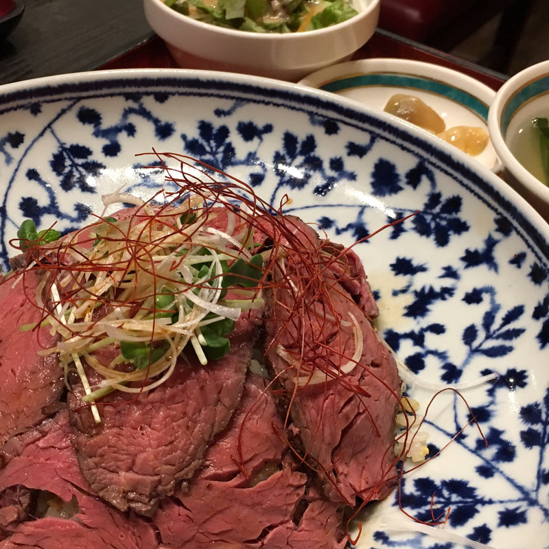 黄金ローストビーフ丼（金曜日の日替わり）(ほっこり絶品中華 宇宙軒 昭和31年創業)