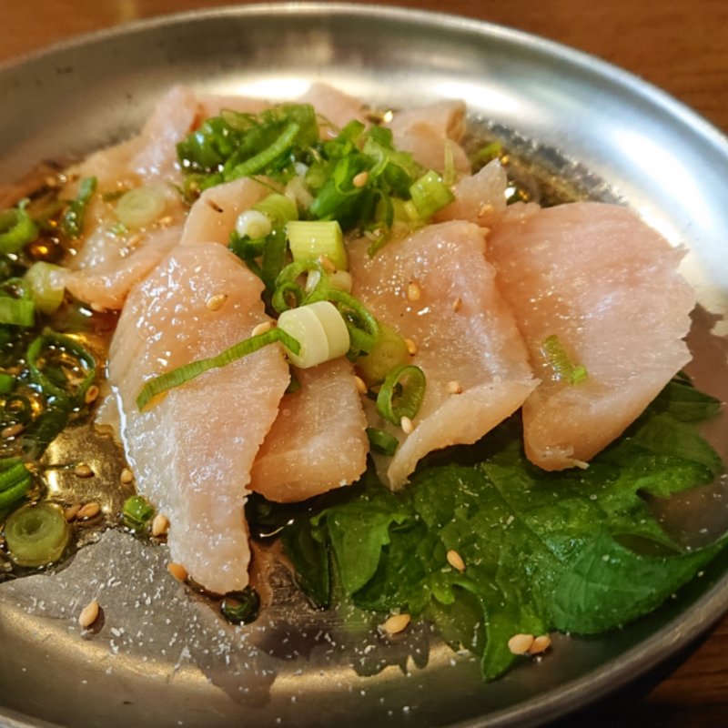 ミノ刺し(炭火串焼ホルモン 串八珍)