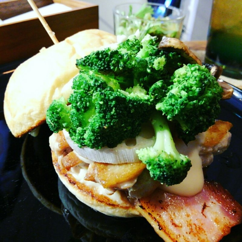 ハンバーガー(ホワイトバンズ＋チキンレッグ＋ベーコン＋れんこん＋マッシュルーム＋ブロッコリー＋エビクリームソース)(milia burger)