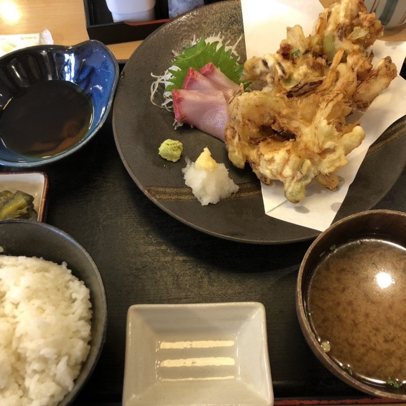 かき揚げとブリの刺し身(めしやっちゃん)