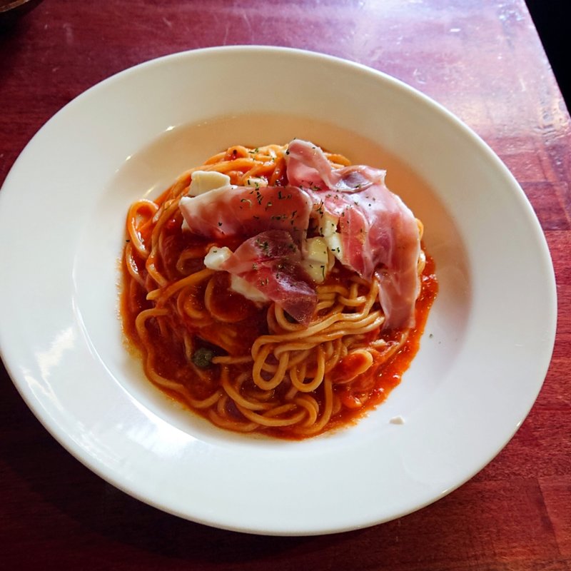 生ハムとモッツァレラチーズのトマトソースパスタ(スカッサカッツィ)