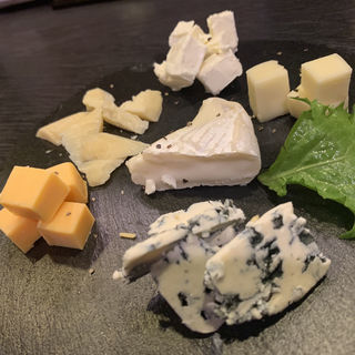 チーズ盛り合わせ(炭火バルsakura)