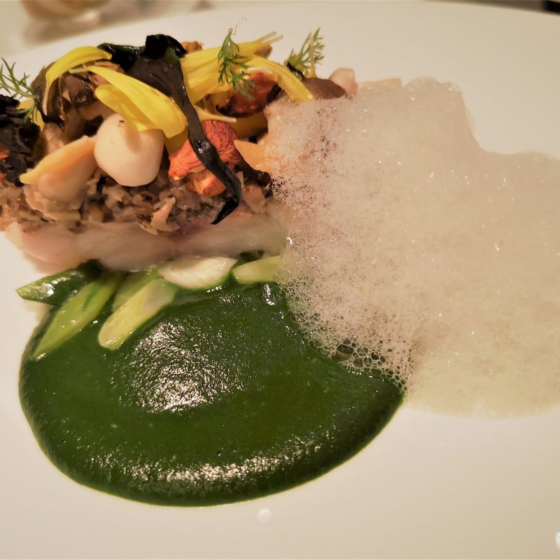 いとよりとシャンピニオン　緑のソース　コンソメと共に(ル ポン ド シエル （LE PONT DE CIEL）)