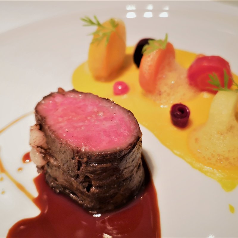 オリーブ牛股肉のロースト　人参のデクリネゾン　ジュと共に(ル ポン ド シエル （LE PONT DE CIEL）)