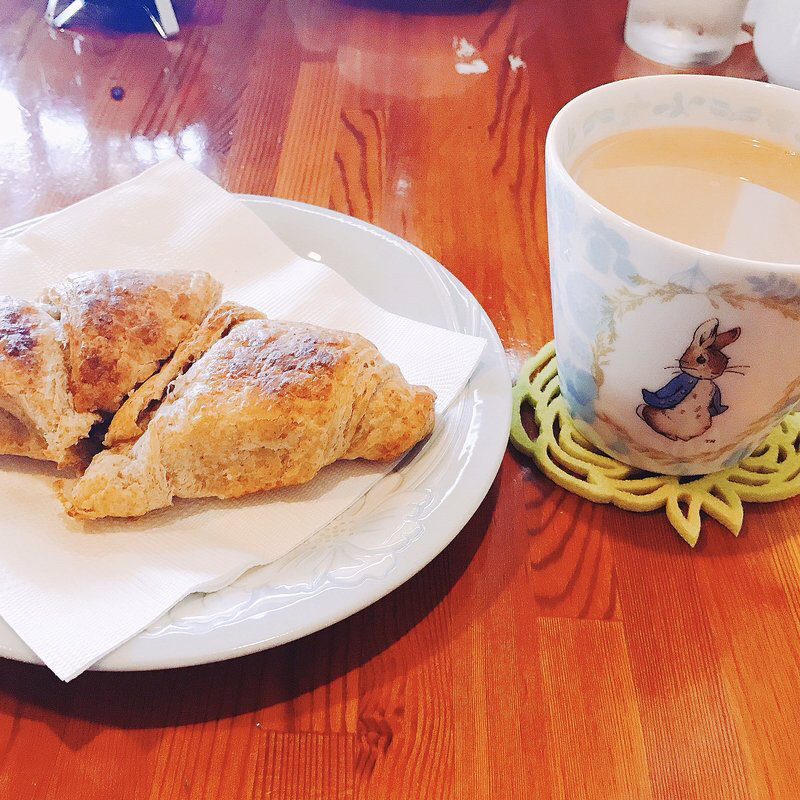 チョコクロワッサンとカフェラテ(サワコーヒー )