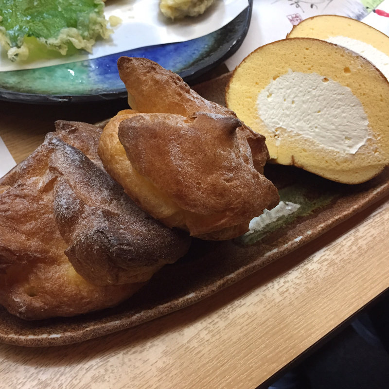 シュークリームとロールケーキ(グーテ・ド・アナトール)