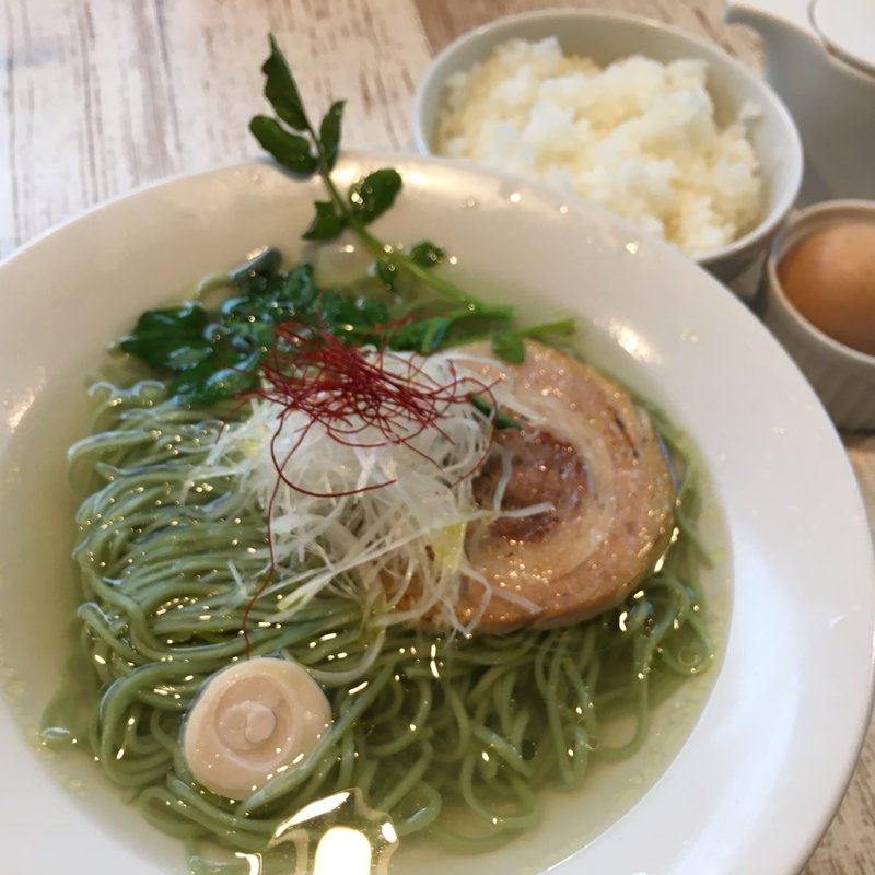 塩ラーメン(ブン ブン ブラウ カフェ ウィズ ビーハイヴ （Bum Bun BLau Cafe with BeeHive）)