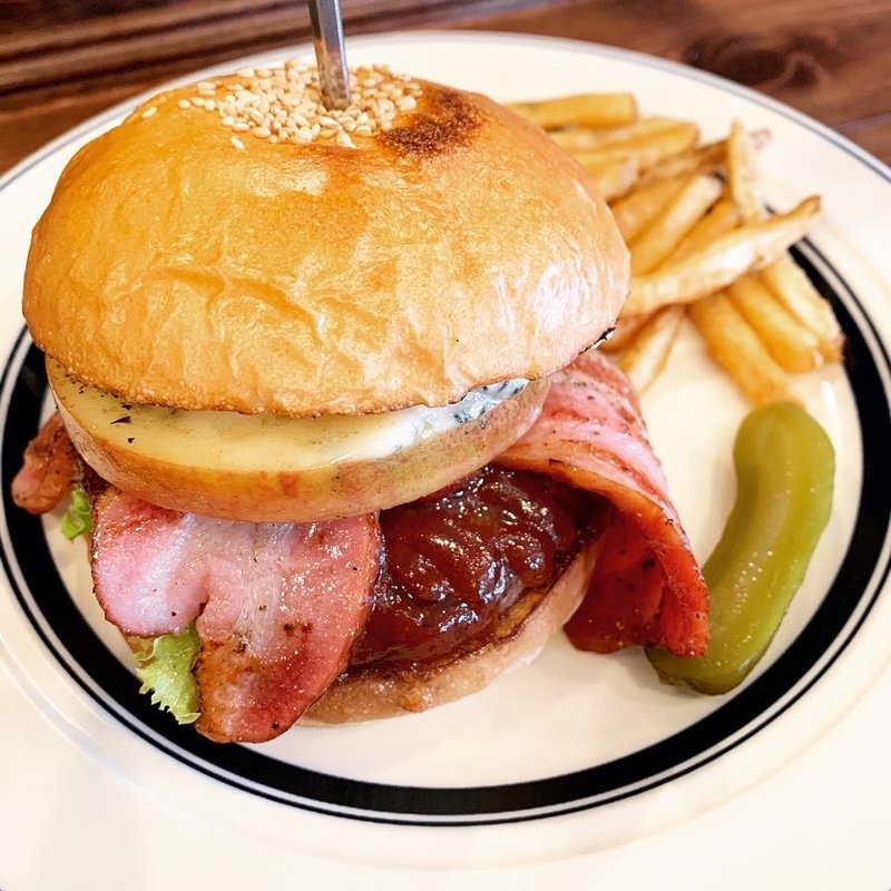 限定 ソテー・ド・アップル&ベーコン ゴルゴンゾーラチーズバーガー(アンバープレイス)