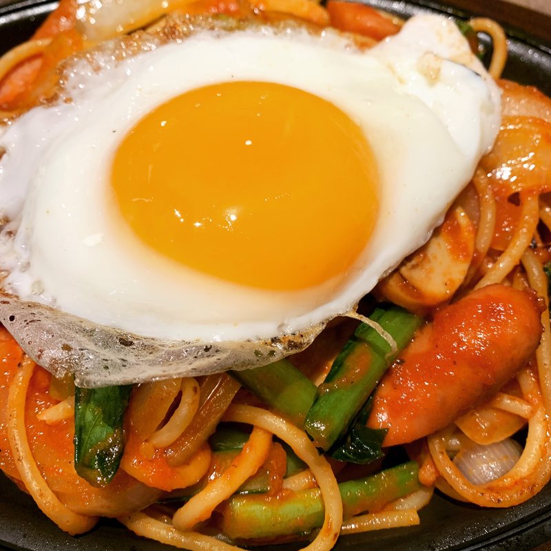 ナポリタン(目玉焼きのせ)(串とピッツァミアスタンド)